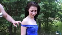 Jouer Méfait public : un agent brutal convainc une jolie brune de sucer sa grosse bite à l'extérieur