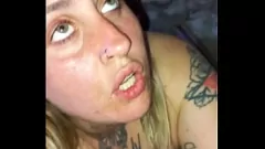 Riproduci Incontro Squirtastico: Bruna dai grossi seni con tatuaggi e occhi verdi