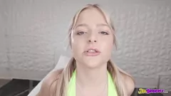 Abspielen Vollbusiger blonder Teenager nimmt es mit einem Monster-BBC in einem intensiven Interracial-Blowjob auf