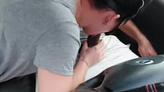 Abspielen Sexy Amateurin gibt Blowjob auf öffentlichem Parkplatz