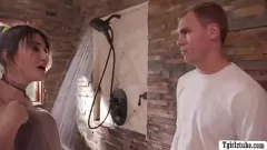Afspelen T-girls Gracie Jane en Lena Moon hunkeren naar de dikke lul van de loodgieter