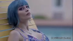 Oynat Big-Tited Mavi Saçlı Babe Alar Hemen Evli Bir Adam Tarafından Tutkuyla Fucked