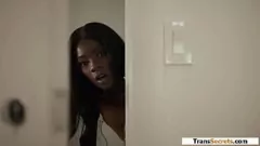 Oynat Guy Shemale üvey kızının büyük göğüsleri ve eyersiz