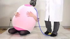 播放 丰满的贝贝穿着紧身衬衫的气球