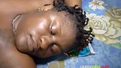 Riproduci Il defunto marito del mio vicino: l'ho scopata tre volte e ho assaggiato la sua figa ebano pelosa