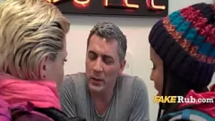 Abspielen Kratzen Sie meinen Juckreiz: Euro Teen Dreier Fantasie mit niedlicher Blondine & Brünette