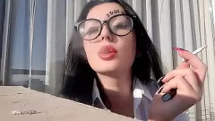 Reproducir El fetiche fumador de la Sexy Mistress Nika: Play de cigarrillos, soplando humo y cenizas.