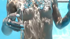 Abspielen Ungarischer Pornostar Zazie Skymms nacktes Schwimm- und Outdoor -Sex