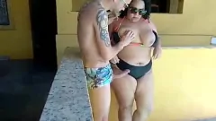 Putar BBW Amatir Threesome di Pool Party: Big Dick Oral dan Sex Action