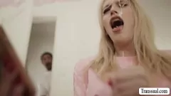 播放 与Ana Foxxx和Izzy Wilde的无鞍人妖三人行