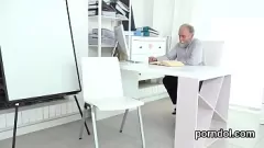 Играть Прилежная девушка соблазнена и трахается зрелым наставником