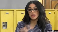 Reproducir Maestra transexual Eva Maxim en acción anal hardcore