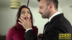 Oynat Kedi tasmasındaki itaatkar bebek yoğun bdsm esaret oturumuna bağlıyken sert parmaklamadan hoşlanır