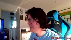 Odtwórz Niewinna brytyjska nowicjuszka Cleo Summers zostaje oszukana podczas dzikiego loda z wytryskiem na twarz i sesji ręcznej roboty w Leeds w Yorkshire