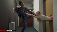 再生 ユーロ ホステルのブロンドの美女は、ワイルドな 3p トリオ中にペニスをしゃぶって熱い手コキを楽しんでいます