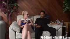 Abspielen Die dominante Domina demonstriert ihre Macht mit Analdildospielen und rauer Blowjob-Action