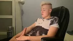 Redare Handsomeben se confruntă timp de 30 de minute înainte de a exploda într-un orgasm întreg