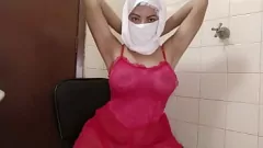 Reproduzir Incrivelmente gostosa árabe bi vagabunda se masturbando e esguichando em Niqab na webcam